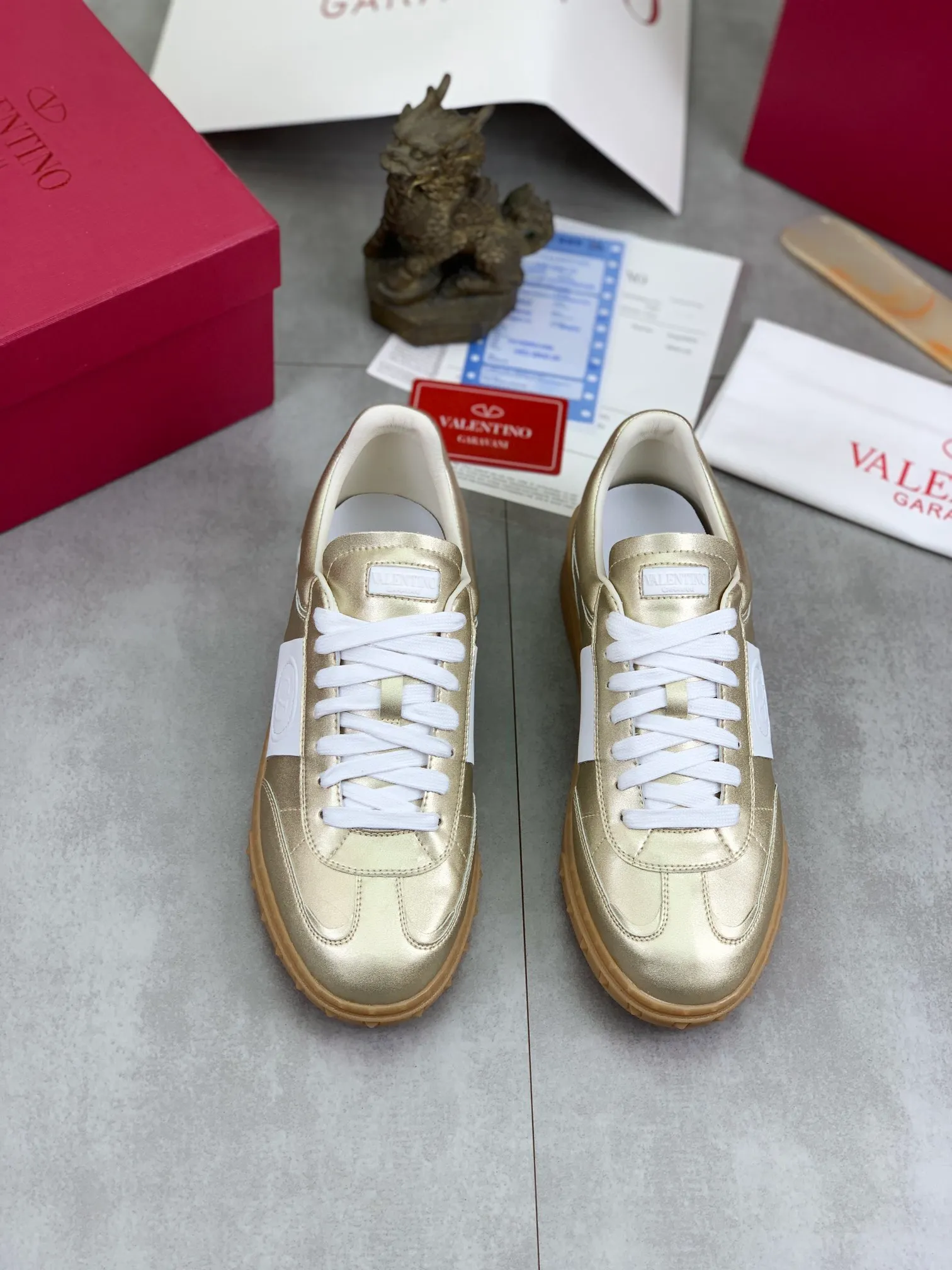 Men's Men's Shoes P520 New Couple Style Valentino Valentino 2025/UPVILLAGE Couple Casual Sports Shoes Moral Training Shoes 🆚Professional high-end, perfect replica, first-class quality, all made of original 1:1 materials, exclusive mold opening! 🎁Full set of high-end packaging at the counter ✔️Fabric: high mercerized cowhide ✔️Outsole: TPU material outsole ✔️Size: female 35-40 male 39-45 (female 41 male 38.46) 🆚All details are customized at 1:1 mold, striving for perfection!